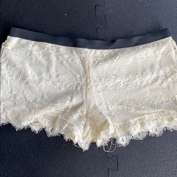 Mimi Chica Pants - Lace shorts